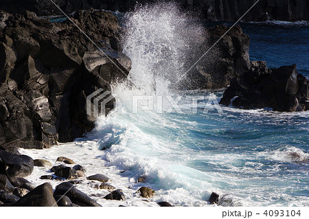 城ヶ崎海岸の波飛沫 4093104