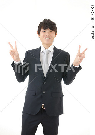 スーツを着た若い男性 4093333