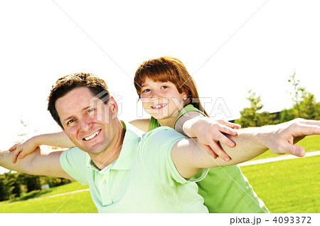 Father and daughter piggyback 4093372