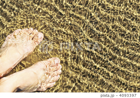 Feet in shallow water 4093397