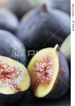 Sliced figs 4093398