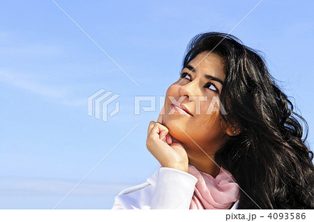 Beautiful young woman looking up 4093586