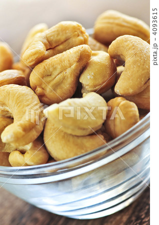 Cashew nuts in glass bowl 4093615