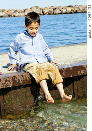 Boy playing on pier 4094451