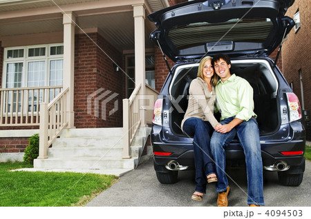 Couple sitting in back of car 4094503