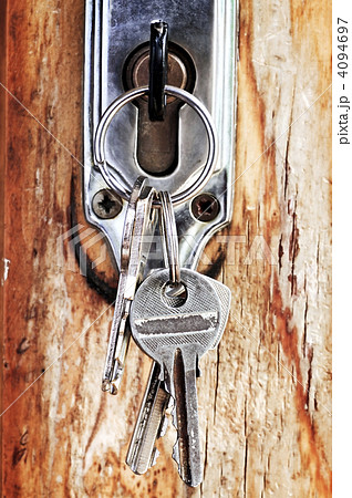 Keys in lock 4094697