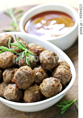 Meatballs and sauce 4094825