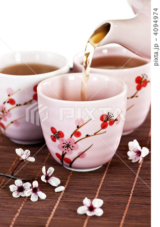 Pouring green tea 4094974