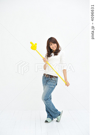 お勧めポーズの若い女性 4096631