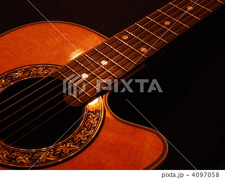 木目のアコースティックギター 4097058