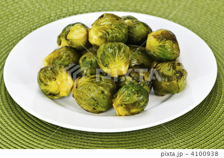 Plate of brussels sprouts 4100938