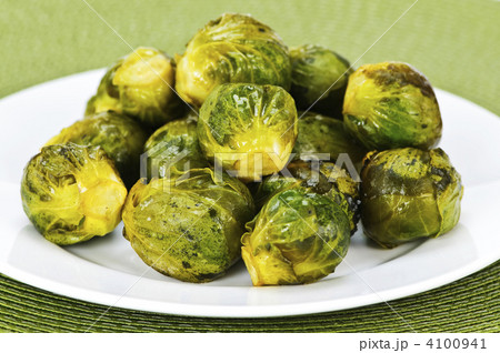 Plate of brussels sprouts 4100941