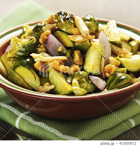 Roasted brussels sprouts dish 4100951