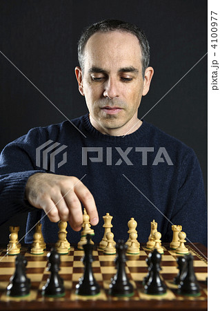 Man playing chess 4100977