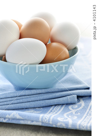 Eggs in bowl 4101143