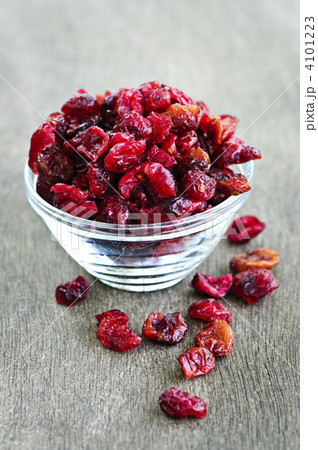 Bowl of dried cranberries 4101223