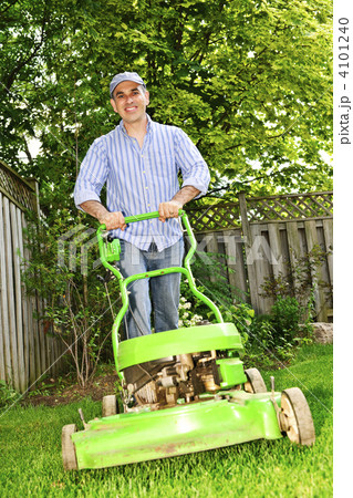 Man mowing lawn 4101240