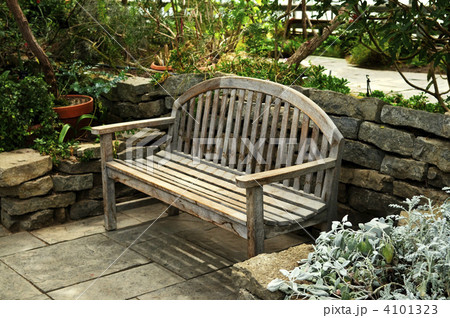 Lush green garden 4101323