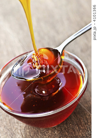 Honey dripping onto spoon 4101366
