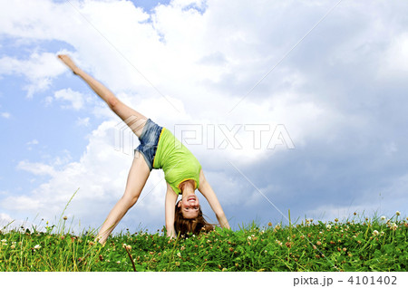 Young girl doing cartwheel Young girl doing cartwheel 4101402