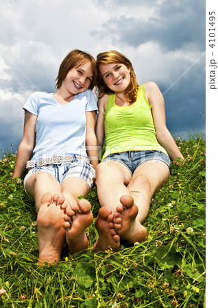 Young girls sitting in meadow Young girls sitting in meadow 4101495
