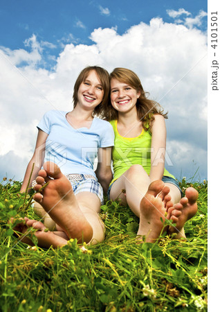 Young girls sitting in meadow 4101501