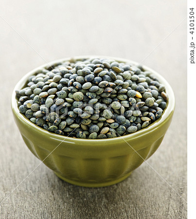 Bowl of uncooked French lentils 4101504
