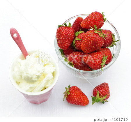 Bowl of strawberries with whipped cream 4101719