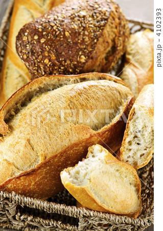 Bread in basket 4102393