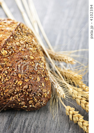 Loaf of multigrain bread 4102394