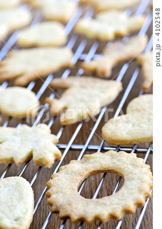Cooling freshly baked cookies Cooling freshly baked cookies 4102548