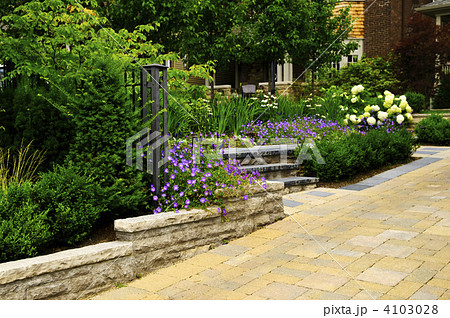 Landscaped  garden and stone paved driveway 4103028