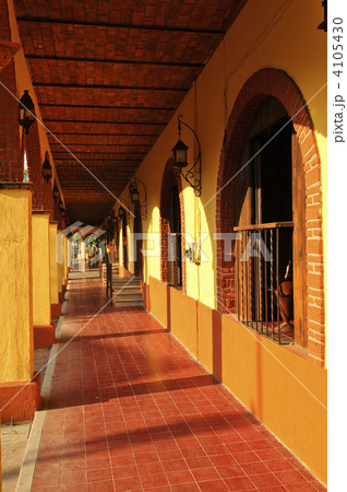 Sidewalk in Tlaquepaque district, Guadalajara, Mexico 4105430