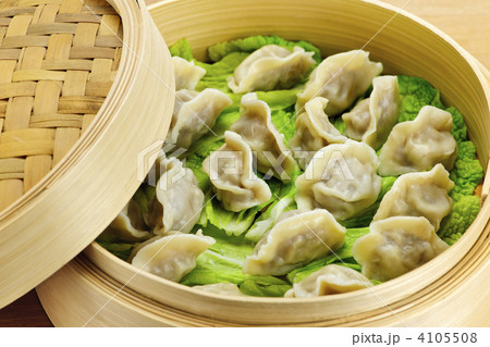 Bamboo steamer with dumplings Bamboo steamer with dumplings 4105508