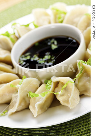 Steamed dumplings and soy sauce 4105535