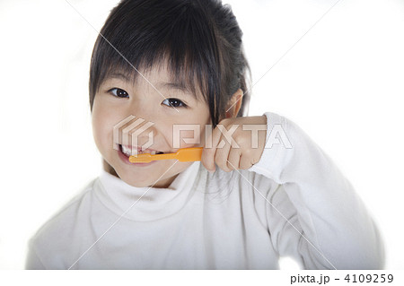 歯磨きをする女の子 4109259