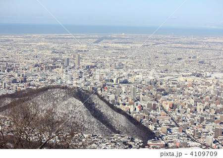 藻岩山からの札幌市遠景(石狩湾) 4109709