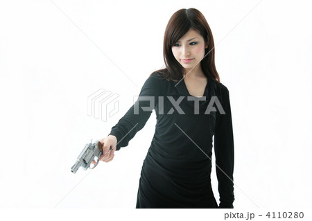拳銃を持つ女性 4110280