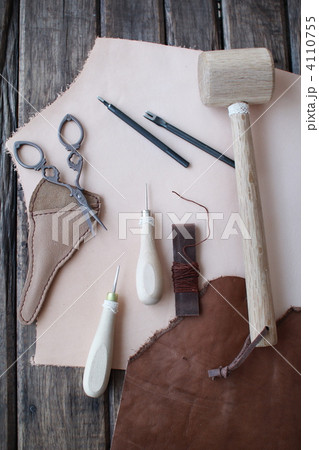 レザークラフトの道具とヌメ革　革細工 4110755