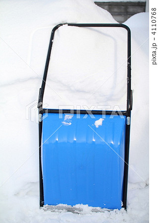 雪の中のスノーダンプ 除雪道具 雪の中のスノーダンプ 除雪道具 4110768