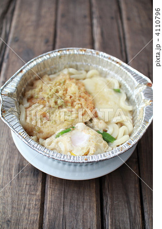 アルミ鍋に入っているレトルトの鍋焼きうどん アルミ鍋に入っているレトルトの鍋焼きうどん 4110796