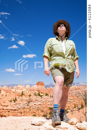 Hiking in Bryce Canyon Hiking in Bryce Canyon 4112084