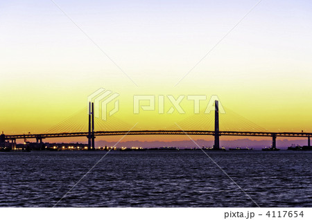 日の出前　横浜　ベイブリッジ 4117654