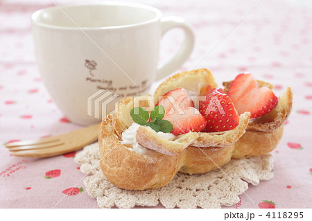 スイーツ　シュークリーム　苺 4118295