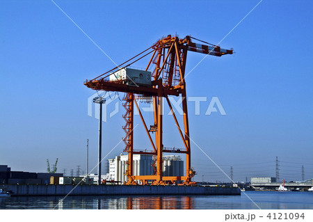 仙台港とガントリークレーン 4121094