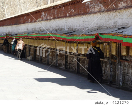 チベット自治区ラサ　巡礼者とマニ車 4121270