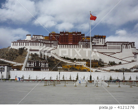 チベット自治区ラサ 世界文化遺産ポタラ宮と中国国旗の写真素材