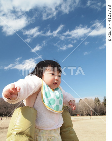 たかいたかいをされている幼児 4122723