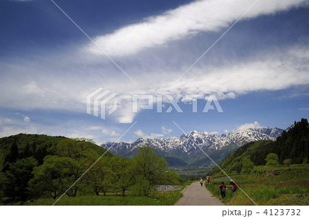 白馬連山　田舎道 4123732