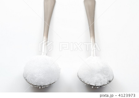 スプーンに盛った砂糖と塩 4123973